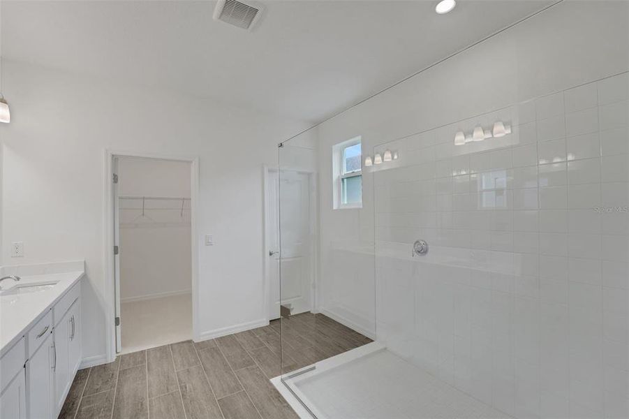 Spacious, unfurnished interior of a new home in Tuscan Hills, Dade City (Image 18).