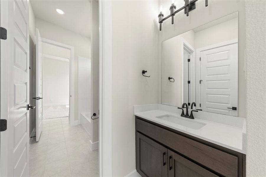 05. 802 Marathon - 2ND Bath