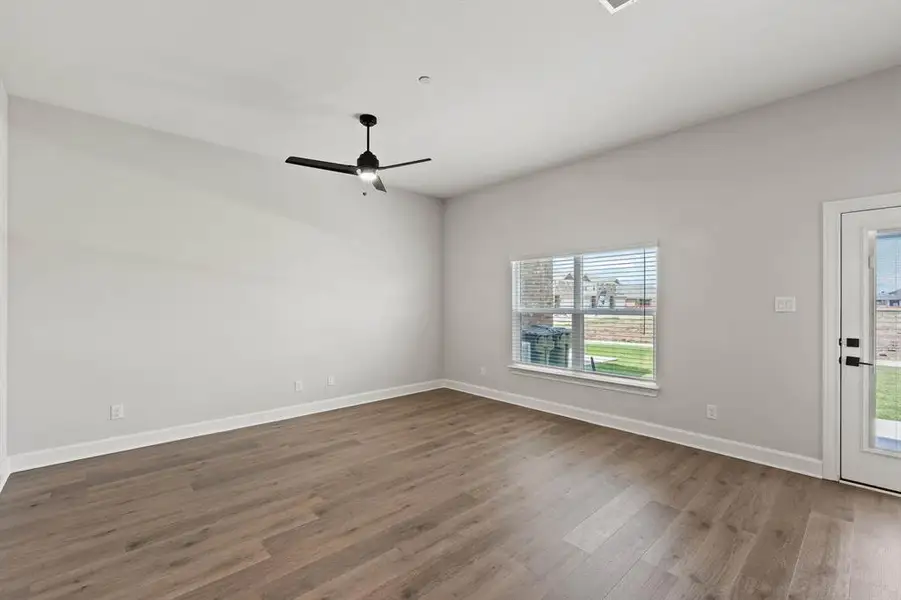 Spacious, unfurnished interior of a new home in Yarbrough Farms, Pilot Point (Image 6).