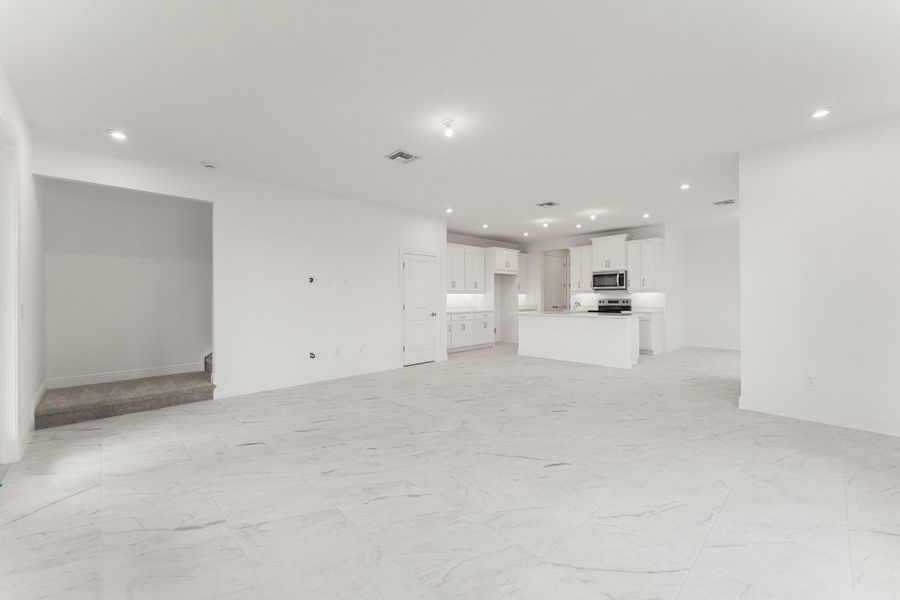 Spacious, unfurnished interior of a new home in Avila, Jensen Beach (Image 8).