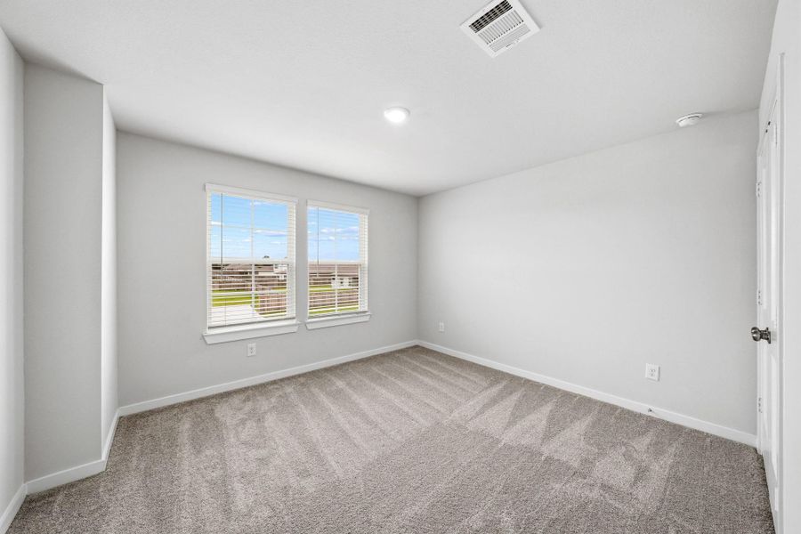 Spacious, unfurnished interior of a new home in Country Creek, Mont Belvieu (Image 19).