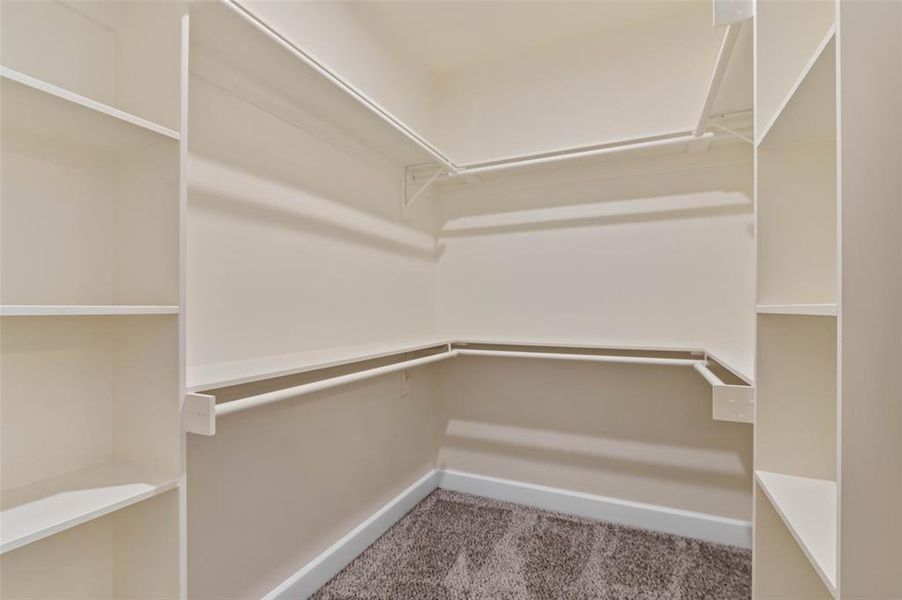 Spacious, unfurnished interior of a new home in , Gainesville (Image 13).