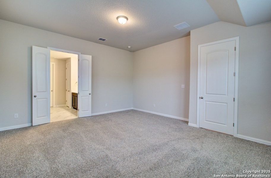 Spacious, unfurnished interior of a new home in Meyer Ranch - Enclave, New Braunfels (Image 31).