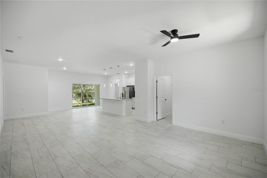 Spacious, unfurnished interior of a new home in , Citrus Springs (Image 18).