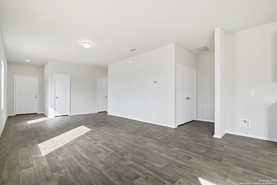 Spacious, unfurnished interior of a new home in Hunters Ranch, San Antonio (Image 29).