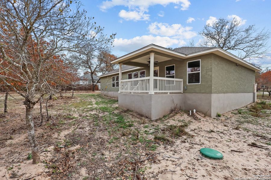 Exterior details and patio area of a home in , Poteet (Image 3).