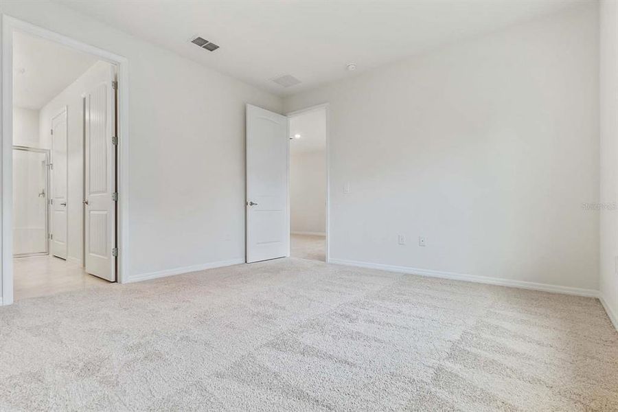 Spacious, unfurnished interior of a new home in Lakes of Mount Dora, Mount Dora (Image 7).