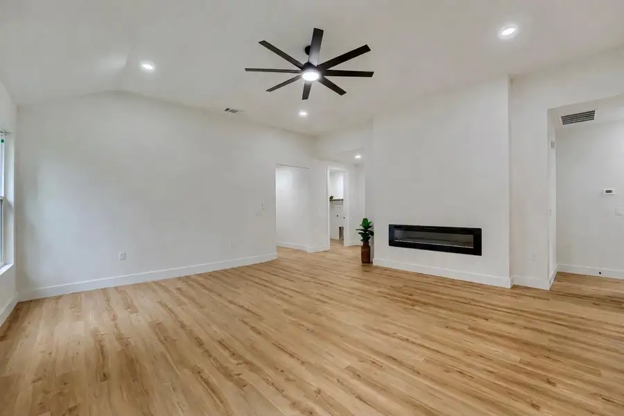 Spacious, unfurnished interior of a new home in , Bastrop (Image 32).