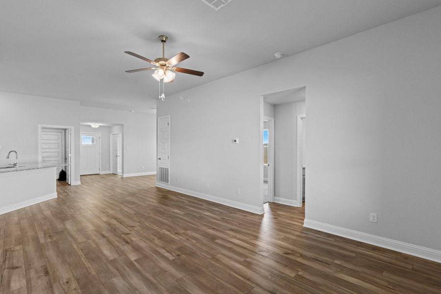 Spacious, unfurnished interior of a new home in River Ranch Trails, Dayton (Image 10).