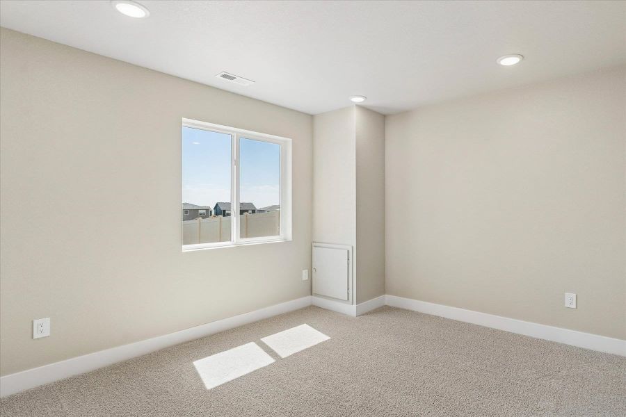 Spacious, unfurnished interior of a new home in Trails at Aspen Ridge-3, Colorado Springs (Image 23).