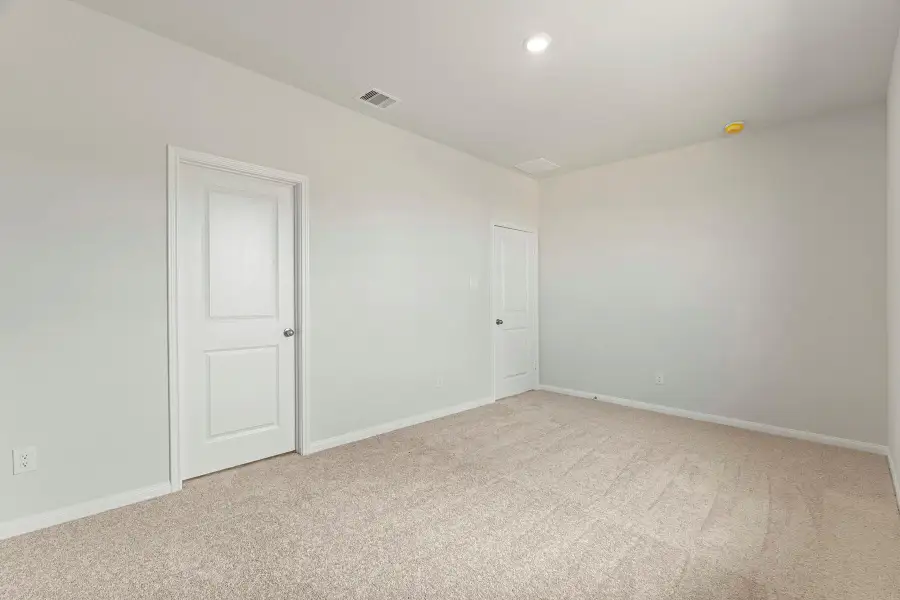 Spacious, unfurnished interior of a new home in Canterra Creek, Iowa Colony (Image 7).