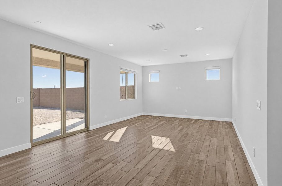 Spacious, unfurnished interior of a new home in Allen Ranches, Litchfield Park (Image 14).
