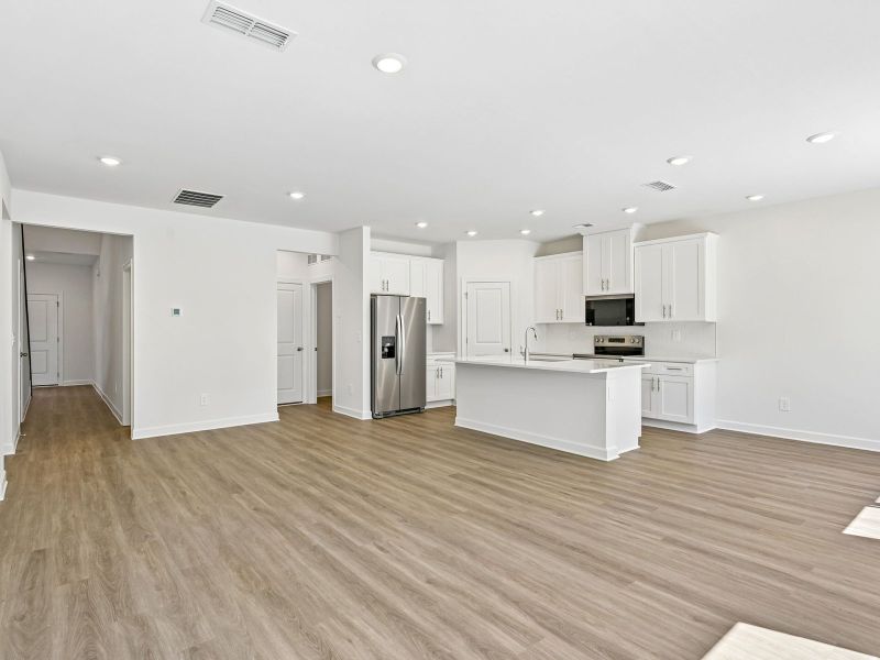 Spacious, unfurnished interior of a new home in Buffalo Ridge, Newton (Image 12).