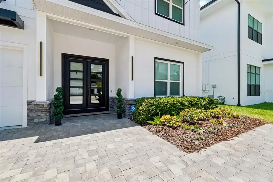 Exterior details and patio area of a home in , Tampa (Image 4).