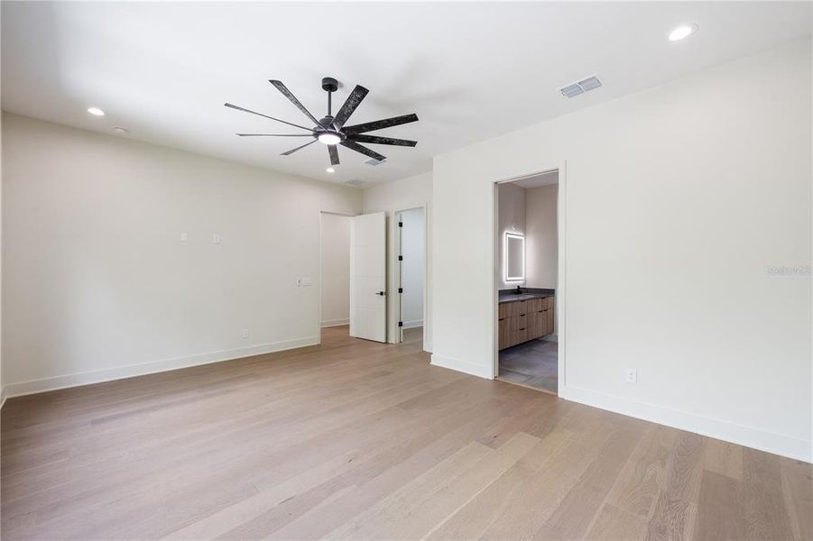 Spacious, unfurnished interior of a new home in , Orlando (Image 40).