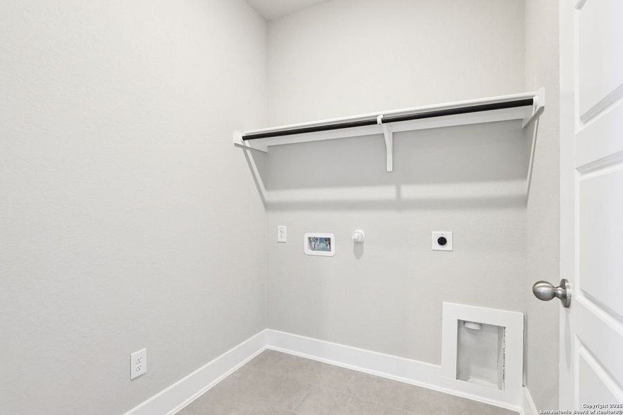 Spacious, unfurnished interior of a new home in Catalina, Converse (Image 32).