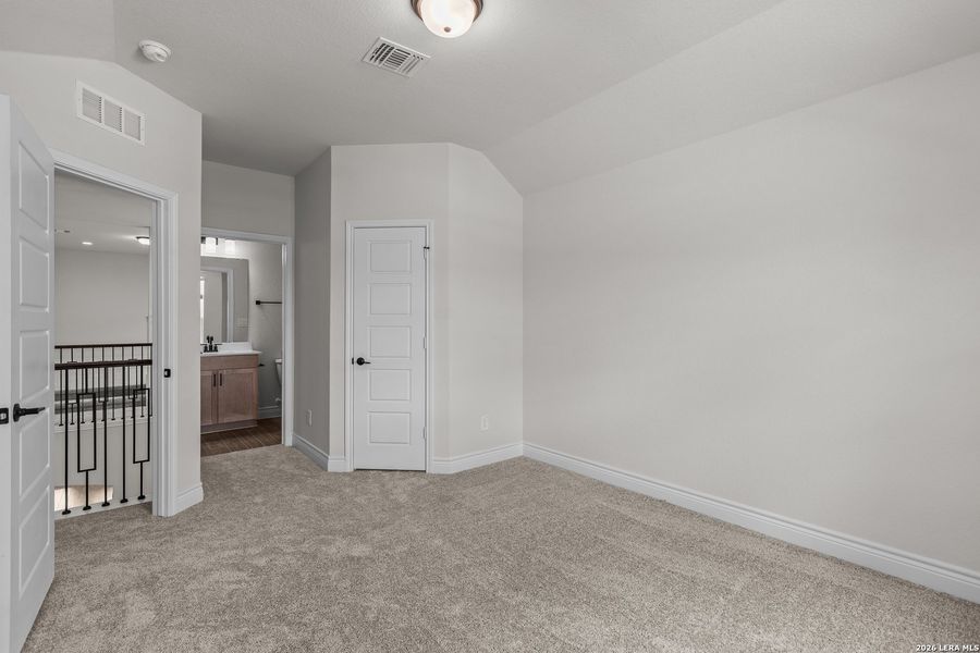 Spacious, unfurnished interior of a new home in Bison Ridge, San Antonio (Image 18).