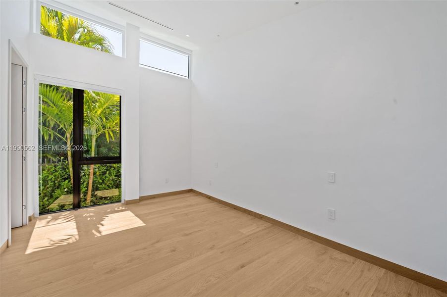 Spacious, unfurnished interior of a new home in , Coral Gables (Image 21).