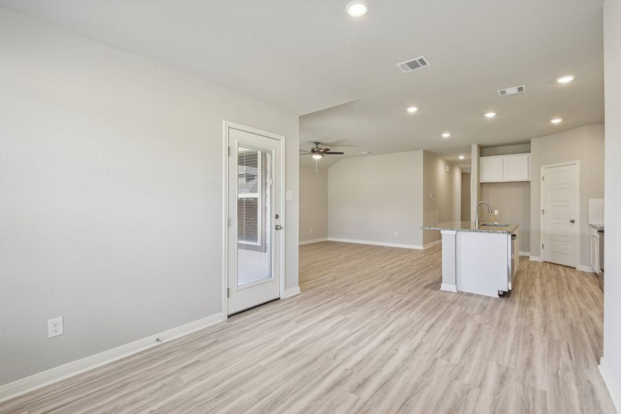 Spacious, unfurnished interior of a new home in Lexington Parke, Del Valle (Image 16).