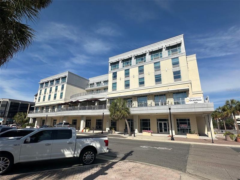 Condo located in Ocala, FL showcasing its design and architecture (Image 5).