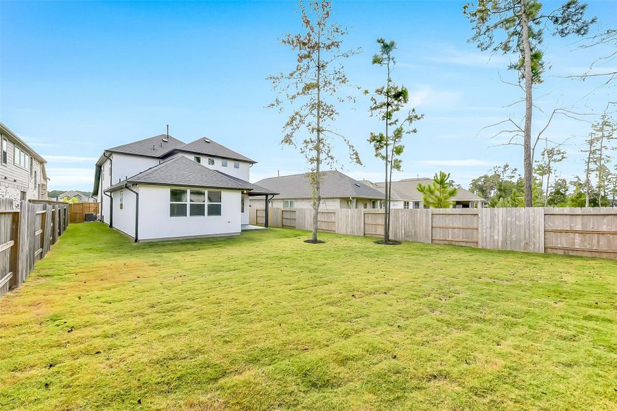 Exterior details and patio area of a home in Evergreen 40', Conroe (Image 18).