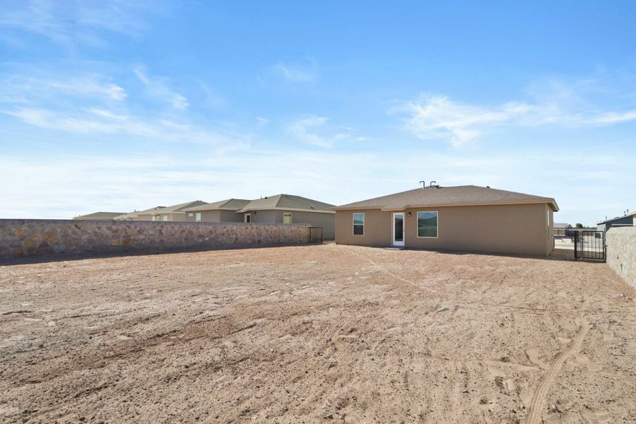 Exterior details and patio area of a home in Rancho Desierto Bello, El Paso (Image 3).