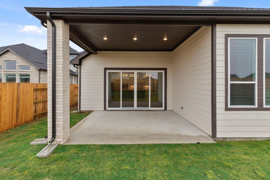 Exterior details and patio area of a home in Blue Heron, Mont Belvieu (Image 4).