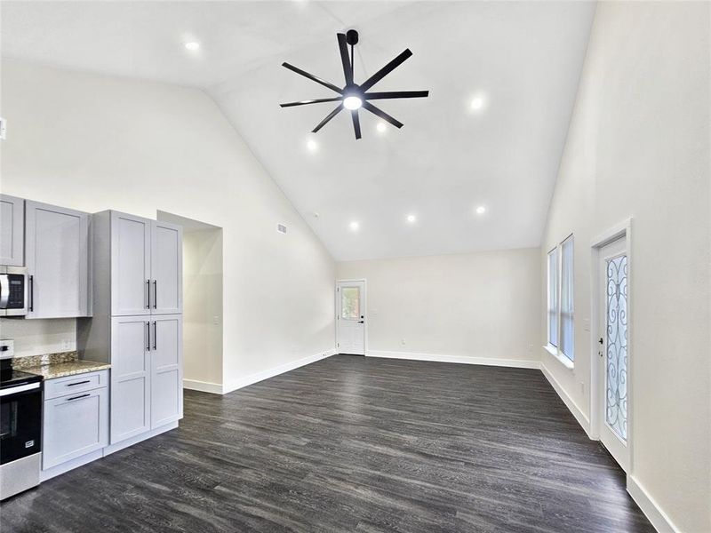 Spacious, unfurnished interior of a new home in , Malakoff (Image 17).