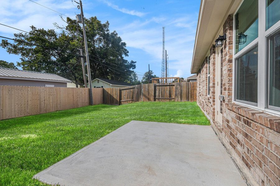 Exterior details and patio area of a home in Kiber Reserve, Angleton (Image 3).