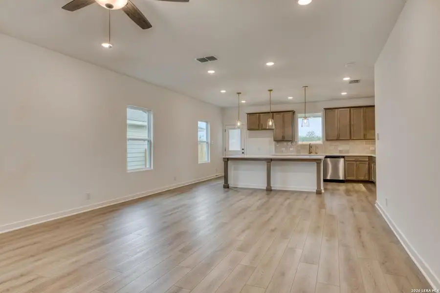 Spacious, unfurnished interior of a new home in Saddlebrook Ranch, Schertz (Image 18).