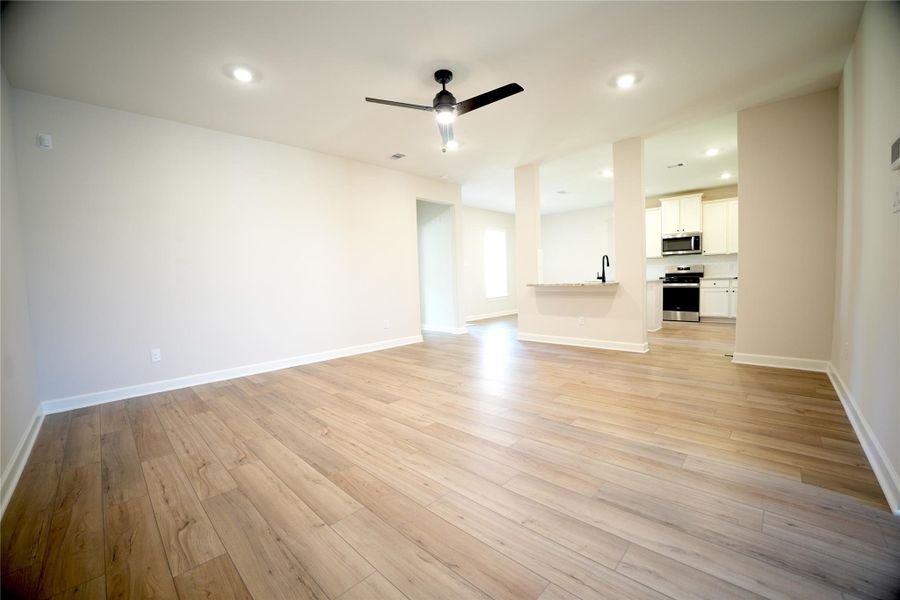 Spacious, unfurnished interior of a new home in Wedgewood Forest, Conroe (Image 23). Spacious, unfurnished interior of a new home in Wedgewood Forest, Conroe (Image 23).
