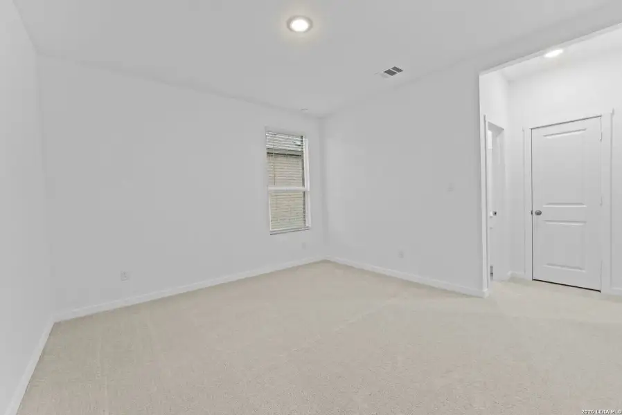 Spacious, unfurnished interior of a new home in Brookmill, San Antonio (Image 27).