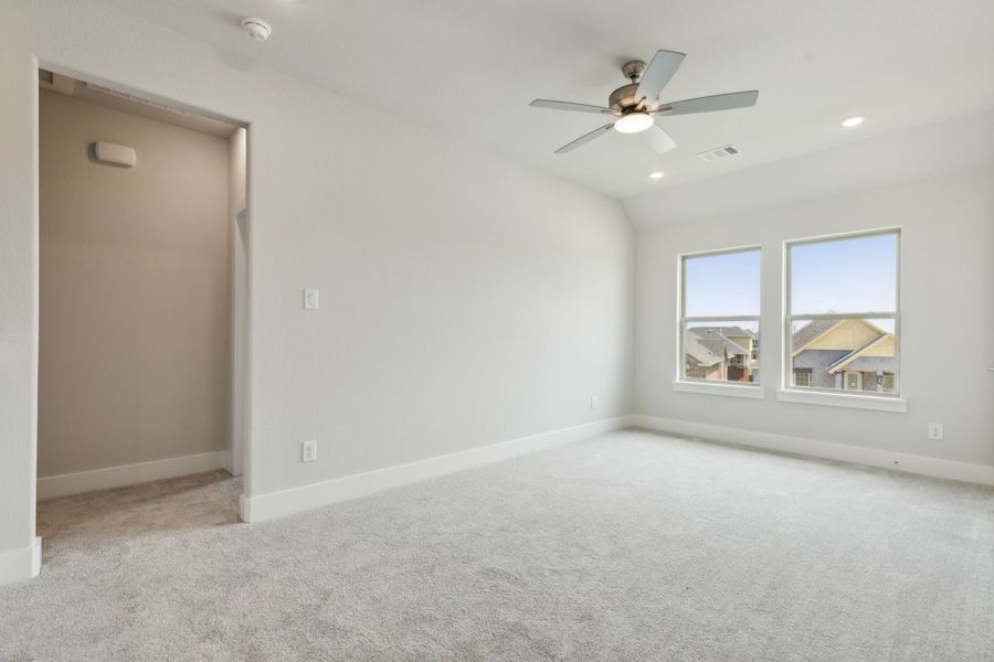 Spacious, unfurnished interior of a new home in Dove Hollow, Waxahachie (Image 23).