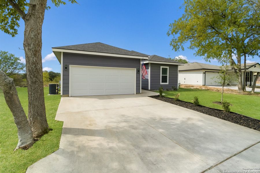 Exterior details and patio area of a home in , San Antonio (Image 19).