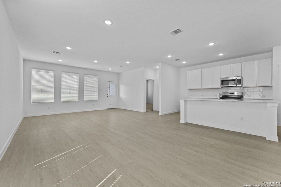 Spacious, unfurnished interior of a new home in Parkside: Coastline Collection, New Braunfels (Image 10).