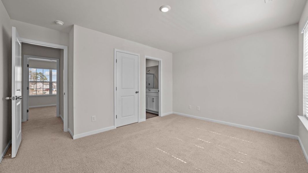 Spacious, unfurnished interior of a new home in Laurel Ridge, Greenville (Image 15).