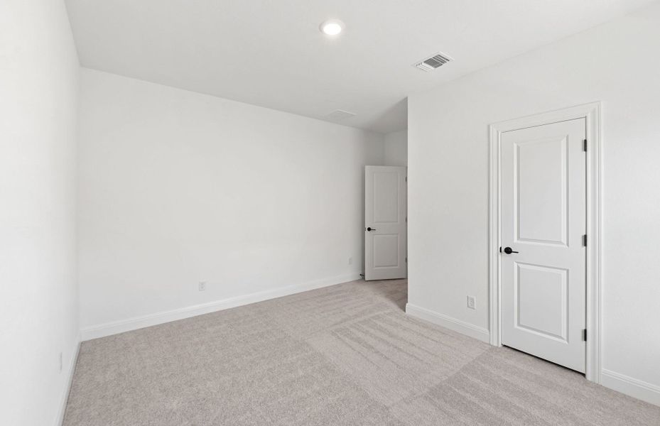 Spacious, unfurnished interior of a new home in Bluffview Reserve, Leander (Image 38).