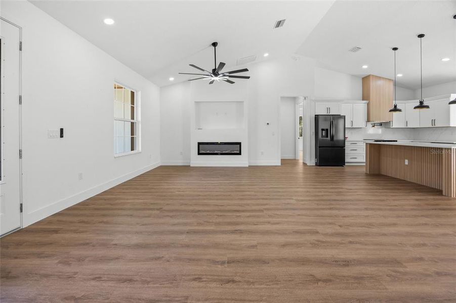 Spacious, unfurnished interior of a new home in , Ocala (Image 11).