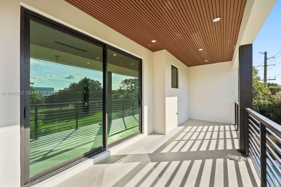 Exterior details and patio area of a home in , Fort Lauderdale (Image 3).
