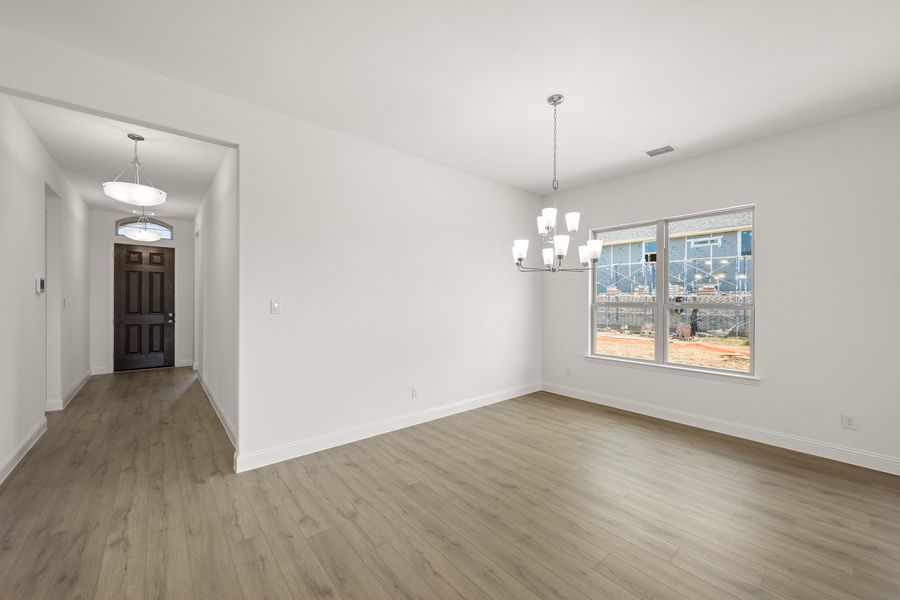 Spacious, unfurnished interior of a new home in Oak Ridge Park, Corinth (Image 16).