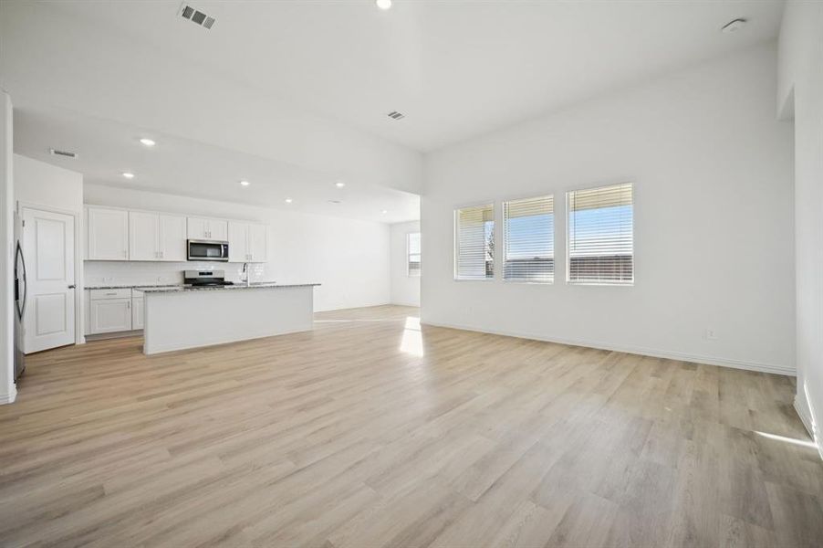 Spacious, unfurnished interior of a new home in Lakehaven - Premier Series, Farmersville (Image 16).