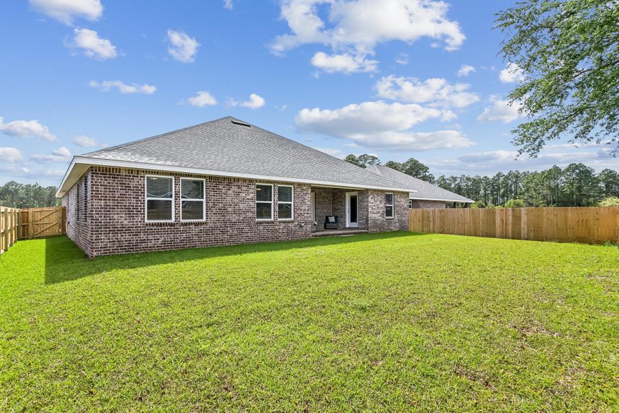 Exterior details and patio area of a home in Buckeyes Landing, Navarre (Image 26).