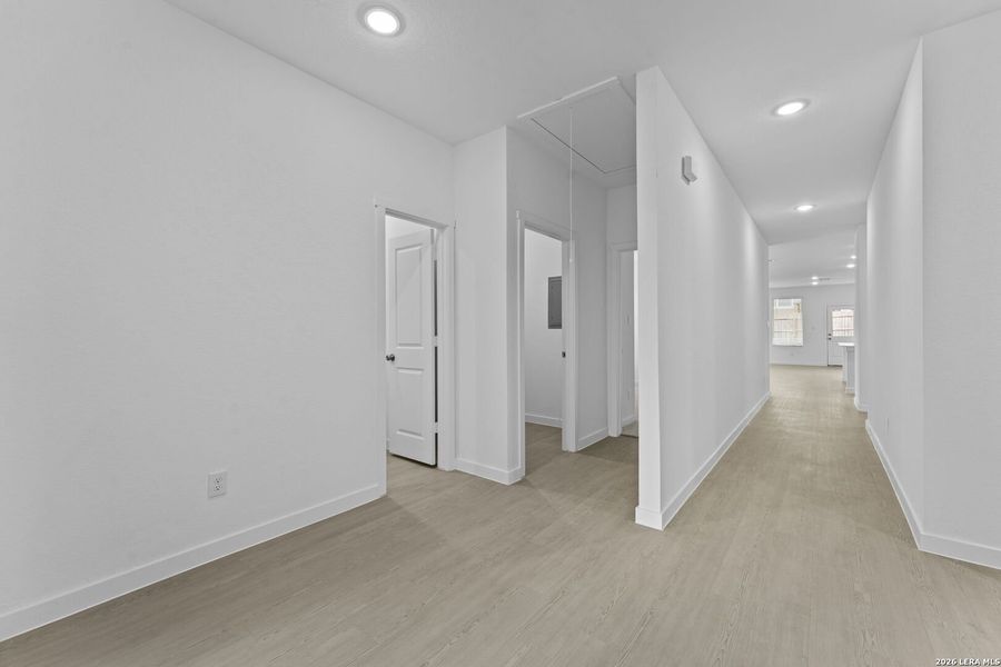 Spacious, unfurnished interior of a new home in Sky Ranch, New Braunfels (Image 19).