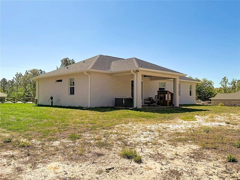 Exterior details and patio area of a home in , Dunnellon (Image 23).