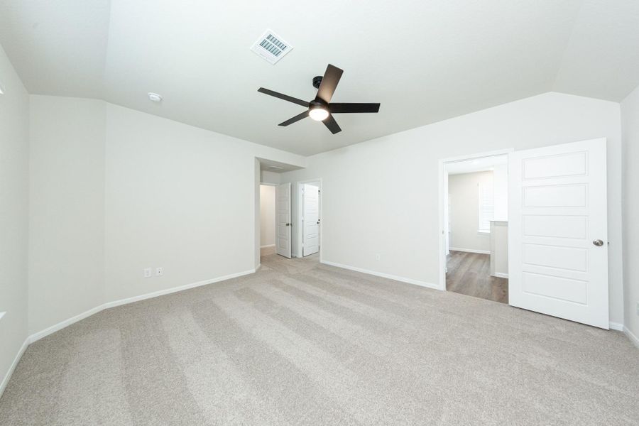 Spacious, unfurnished interior of a new home in Bammel Oaks, Houston (Image 18).