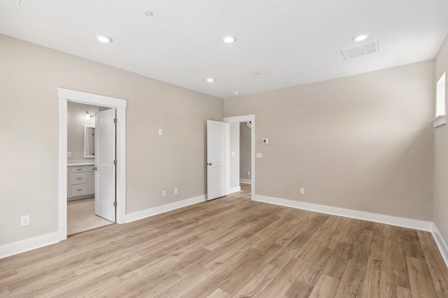 Spacious, unfurnished interior of a new home in , Charleston (Image 21).