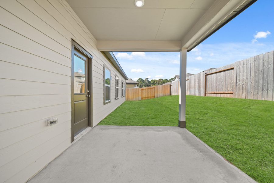 Exterior details and patio area of a home in Lexington Heights, Willis (Image 4).