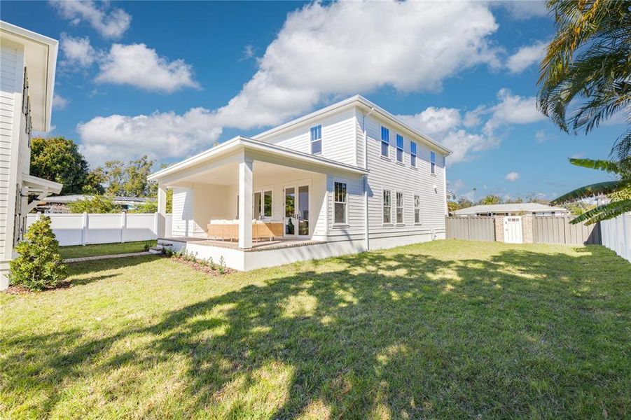 Exterior details and patio area of a home in , St. Petersburg (Image 28).
