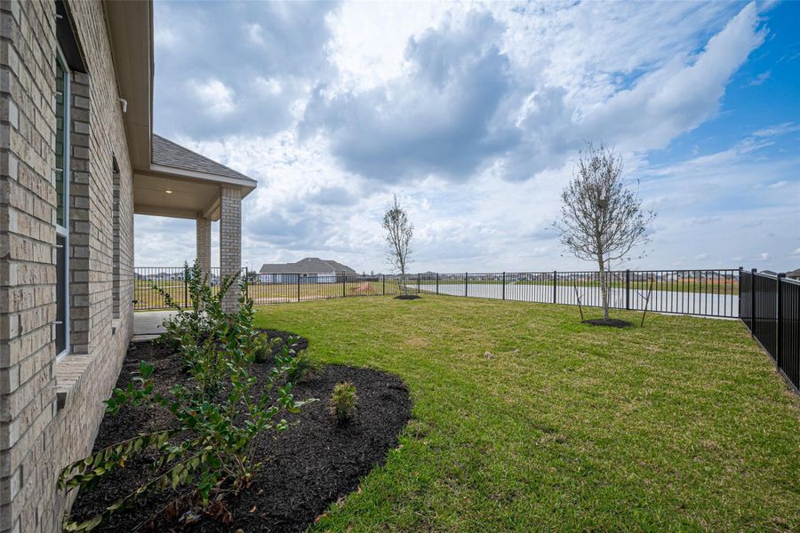 Exterior details and patio area of a home in Lago Mar, Texas City (Image 32).