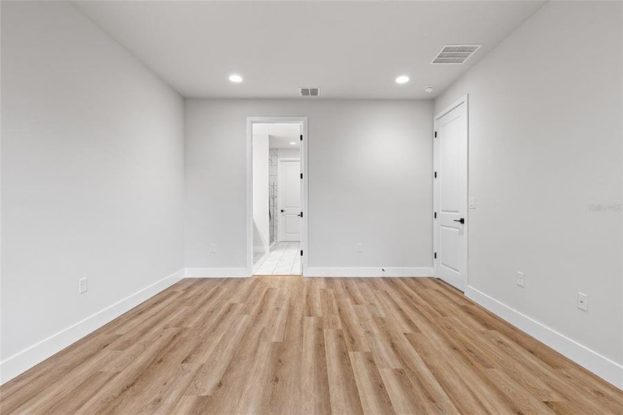 Spacious, unfurnished interior of a new home in , Debary (Image 28).